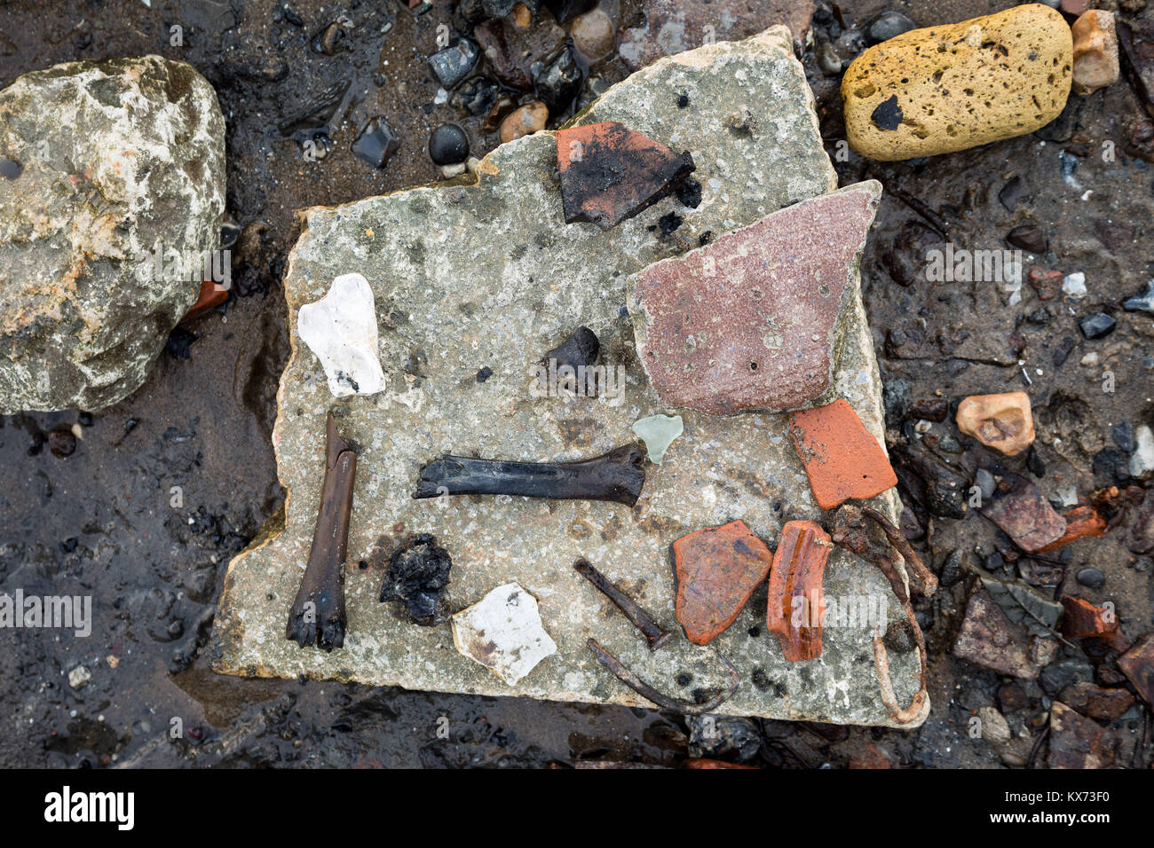 London, UK. 7th Jan, 2018. Mudlarking on the River Thames at Bankside. Credit: Guy Corbishley/Alamy Live News Stock Photo