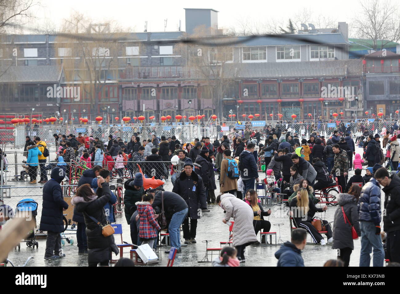 Beijing, Beijing, China. 7th Jan, 2018. Beijing, CHINA-7th January 2018:(EDITORIAL USE ONLY. CHINA OUT) .Numerous people flock to Shichahai Lake Ice Rink for skating in Beijing, January 7th, 2018. Credit: SIPA Asia/ZUMA Wire/Alamy Live News Stock Photo