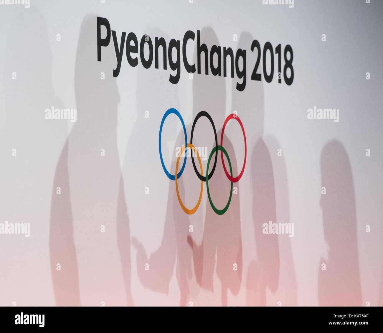 Logo Olympische Ringe und Schriftzug von PyeongChang2018. ARD- /ZDF -  Olympia- und Paralympics Pressekonferenz in Berlin, Germany am 12.12.2017.  |usage worldwide Stock Photo - Alamy