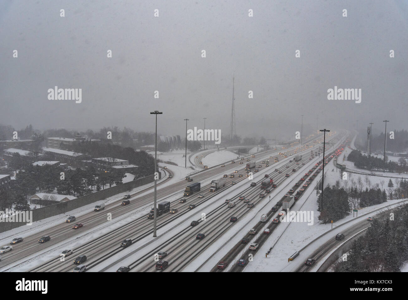 Toronto, Canada. 8th Jan 2018. The city of Toronto is expected to receive 4-8 cm of snow today. According to the weather channel, other areas in Ontario will receive an average of 10 cm with higher amounts to the northeast of the Great lakes Credit: Adel Farid/Alamy Live News Stock Photo