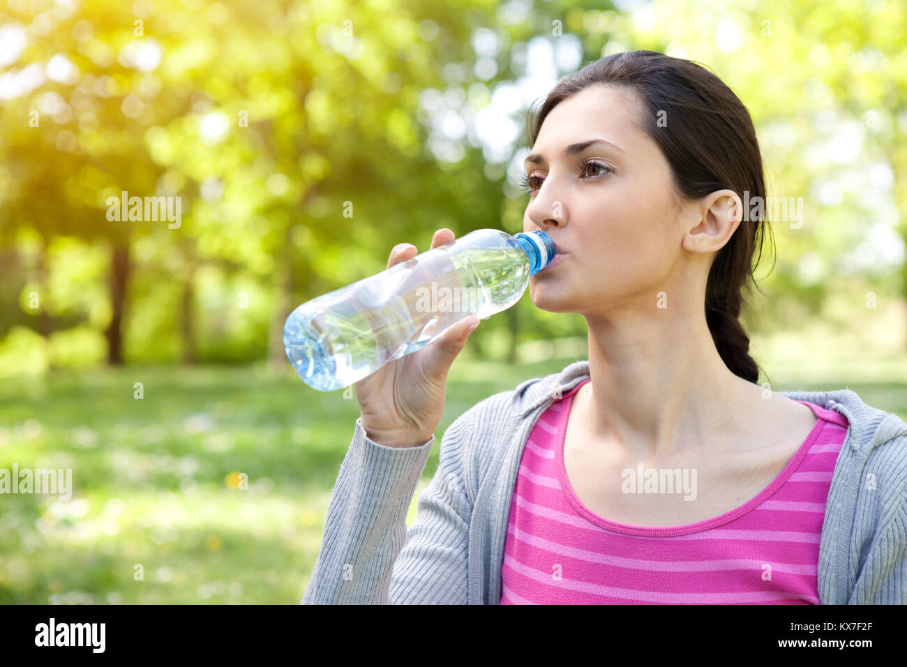 Сироп надо запивать водой. Девушка пьет таблетки. Девушка пьет витамины. Бутылка для воды Drink Water easy healthy Living. Киргизия женщина пьет воду.