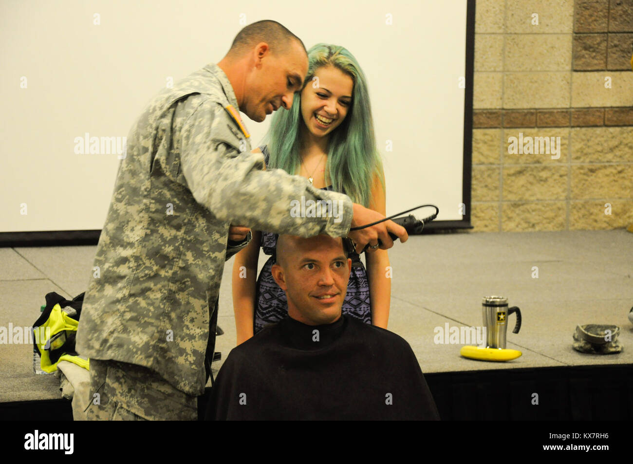 U.s. Army National Guard Sponsored Head Shave For Good Causes Stock Photo -  Alamy