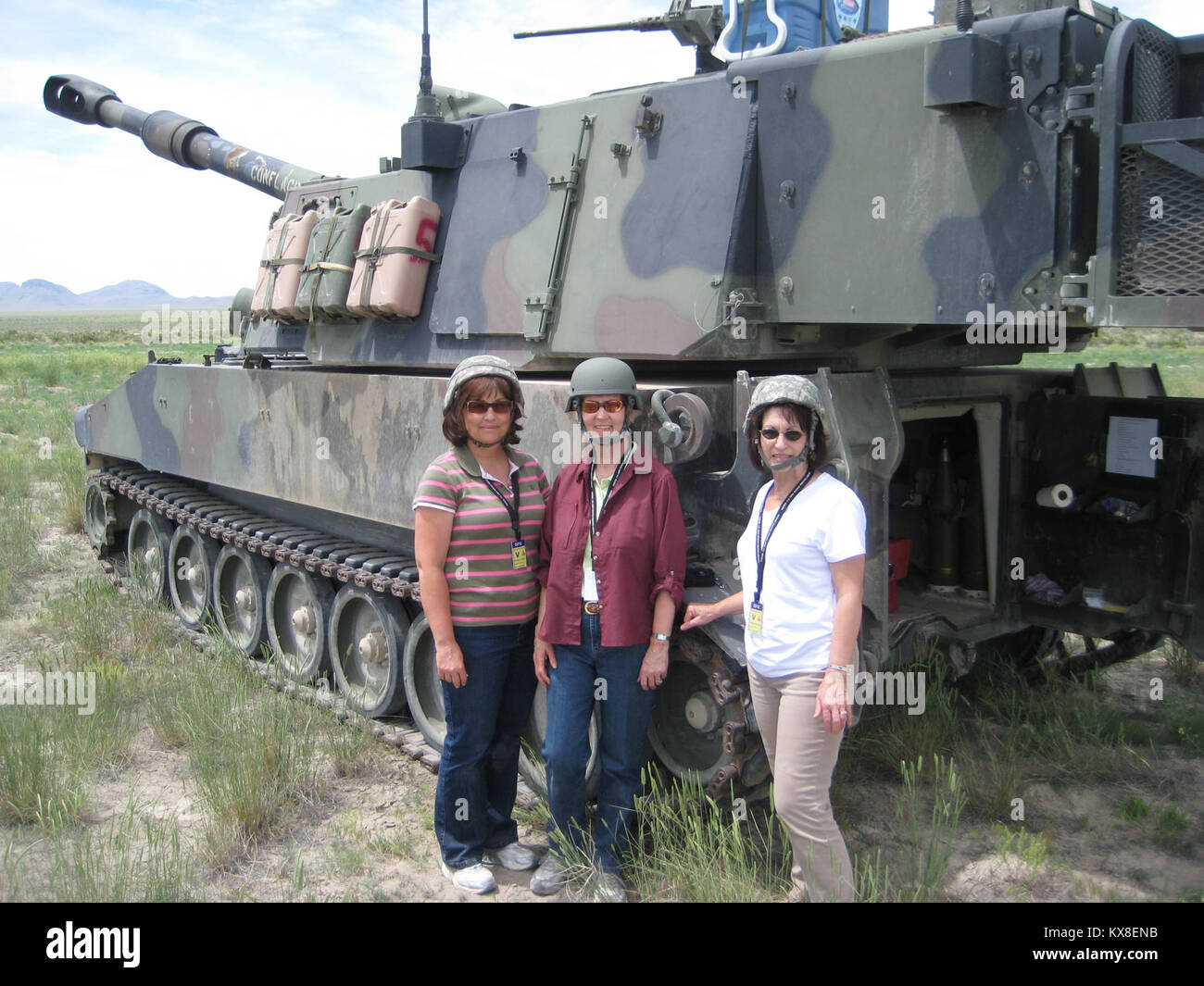 US military families shown self propelled howitzer gun Stock Photo - Alamy