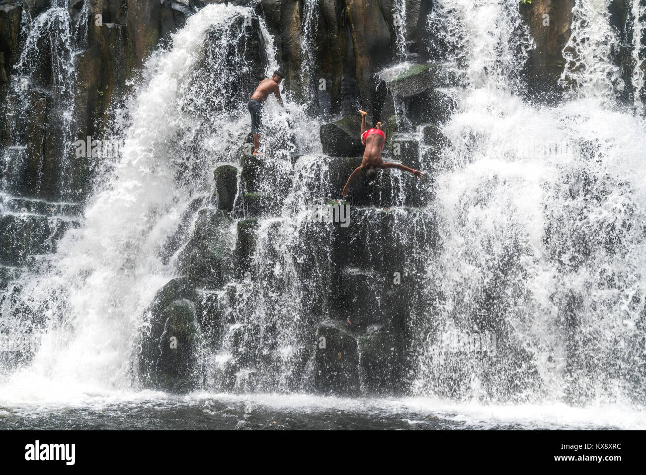 Einheimische Jugendliche springen und baden im Wasserfall  Rochester Falls bei  Souillac, Mauritius, Afrika |   local youth bathing and jumping into t Stock Photo