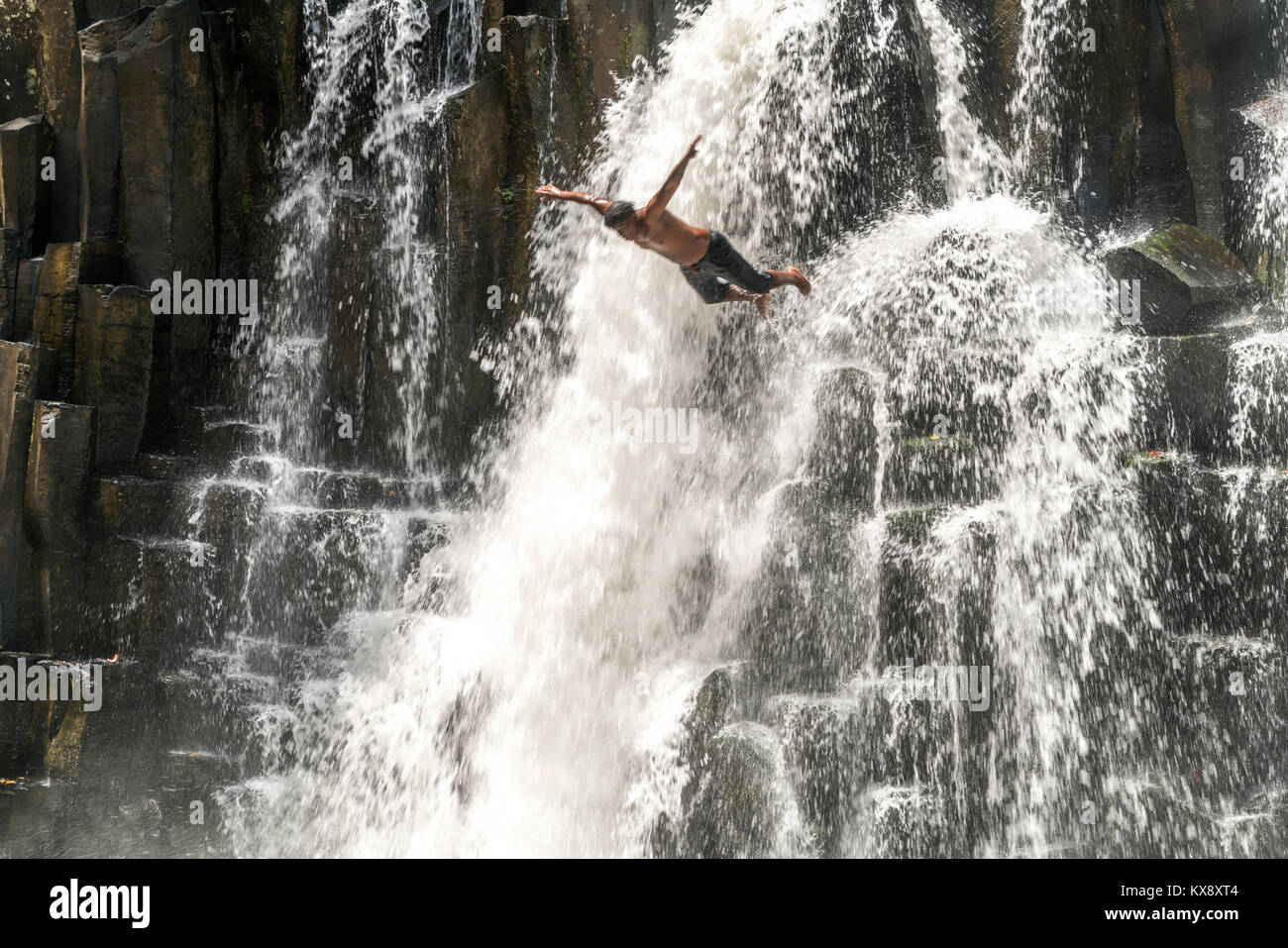 Einheimische Jugendliche springen und baden im Wasserfall  Rochester Falls bei  Souillac, Mauritius, Afrika |   local youth bathing and jumping into t Stock Photo