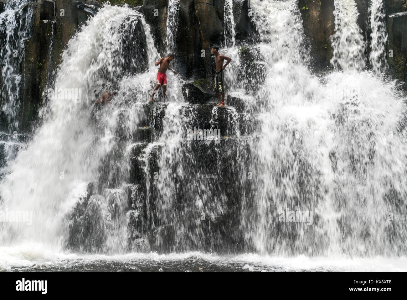 Einheimische Jugendliche springen und baden im Wasserfall  Rochester Falls bei  Souillac, Mauritius, Afrika |   local youth bathing and jumping into t Stock Photo