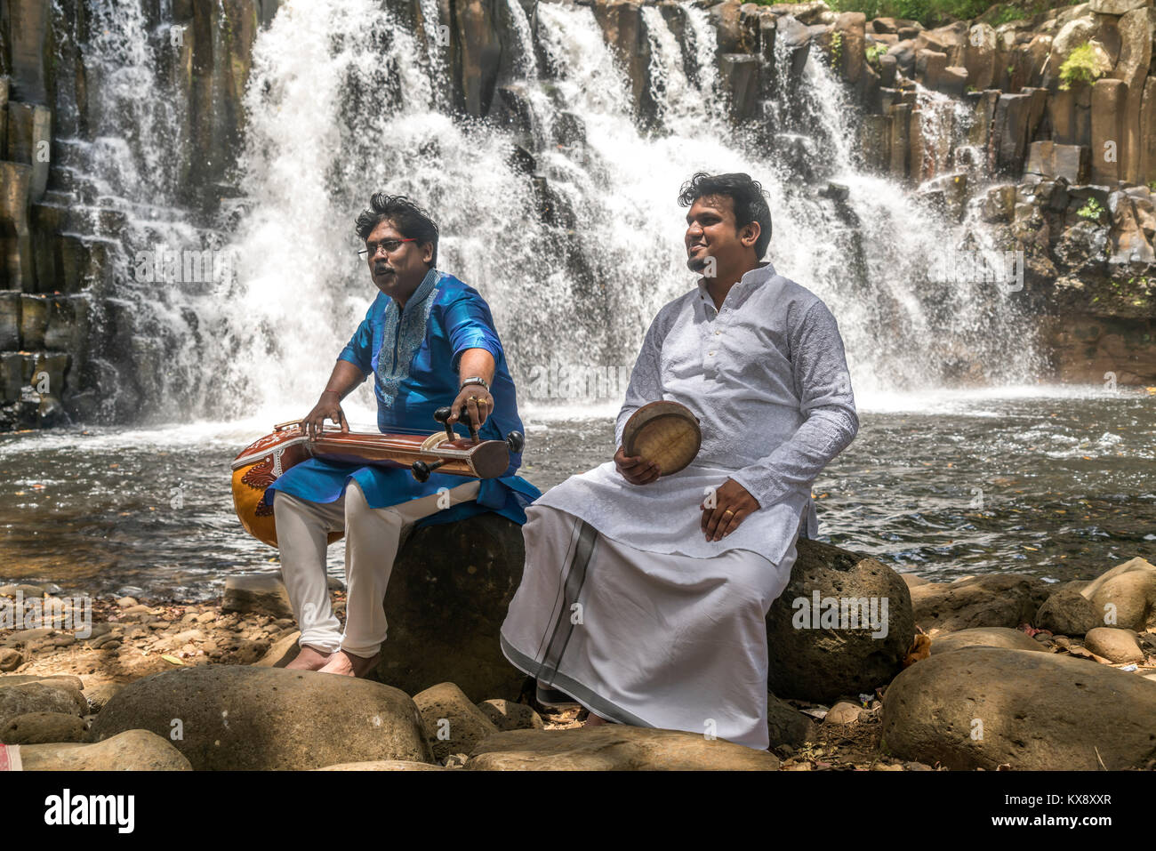 Einheimische Hindu Musiker proben am Wasserfall  Rochester Falls bei  Souillac, Mauritius, Afrika |   local hindi musicians rehearsing at the waterfal Stock Photo