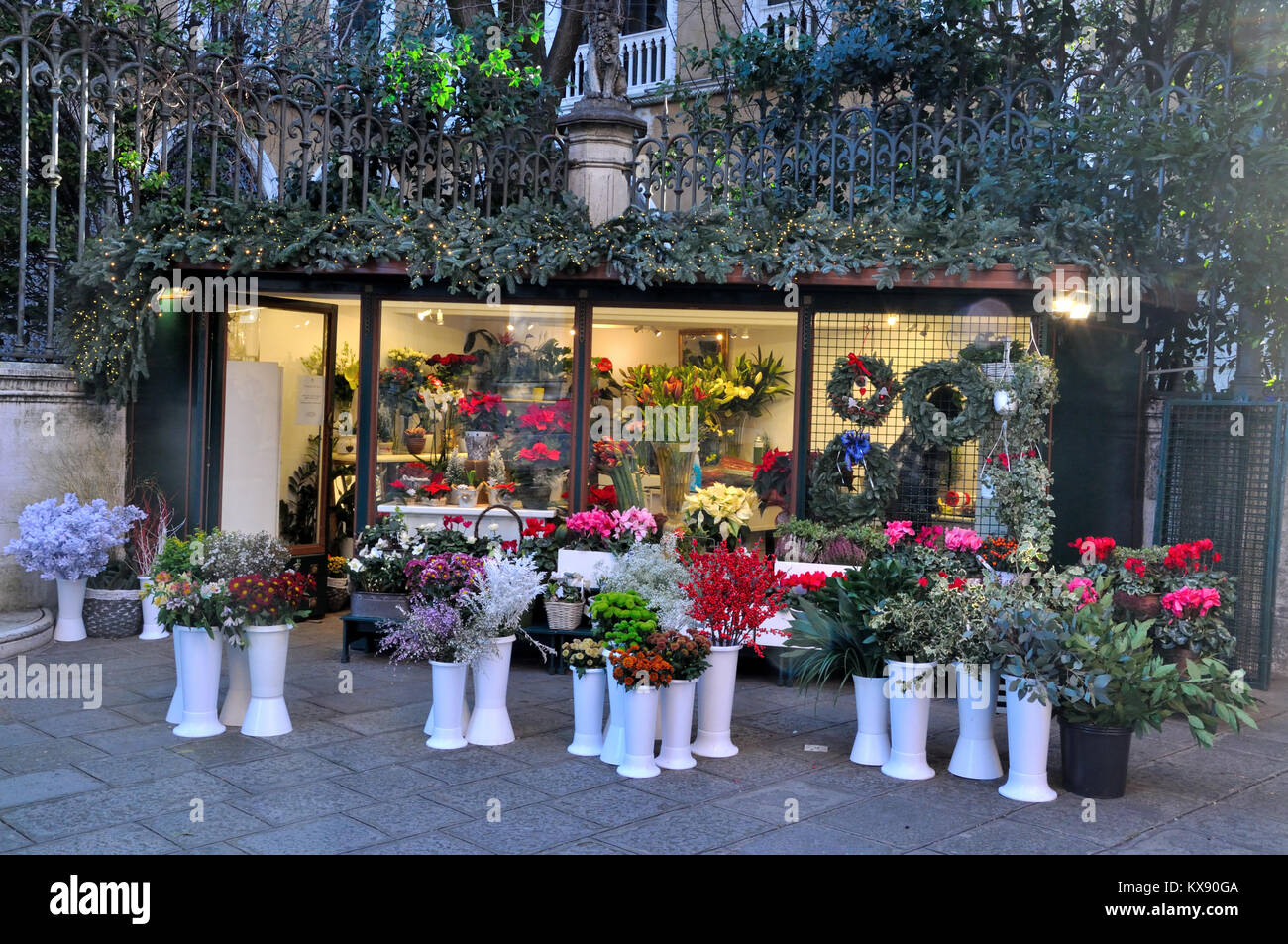 Florist shop sidewalk hi-res stock photography and images - Alamy