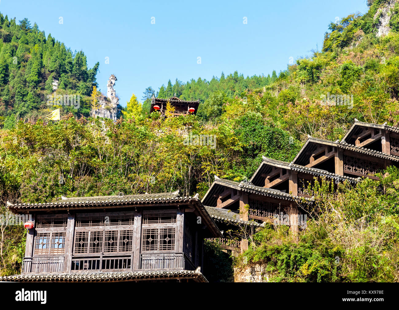 Traditional Chinese wooden buildings stepped up hillside along Yangtze River Stock Photo