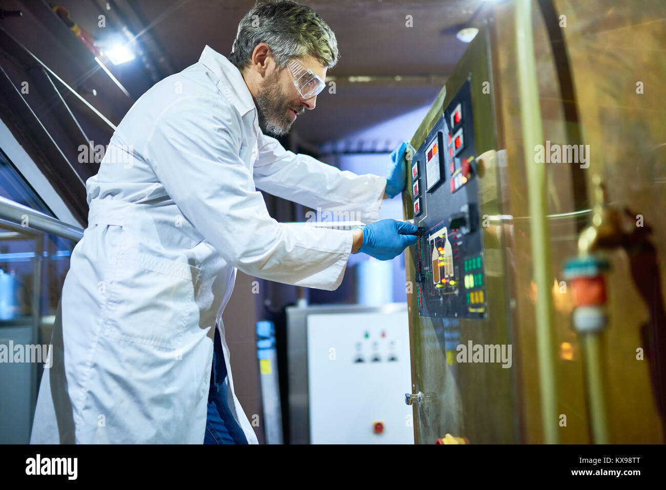 Production Machine Operator High Resolution Stock Photography and Images Alamy