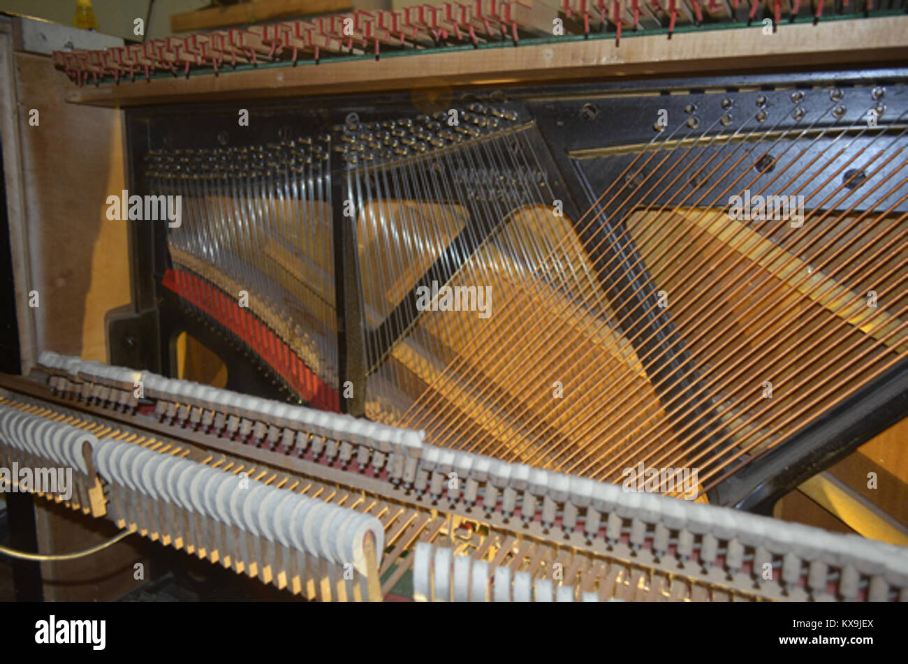 8 - INTERNAL VIEW OF WIRES & SOUNDBOARD Stock Photo - Alamy