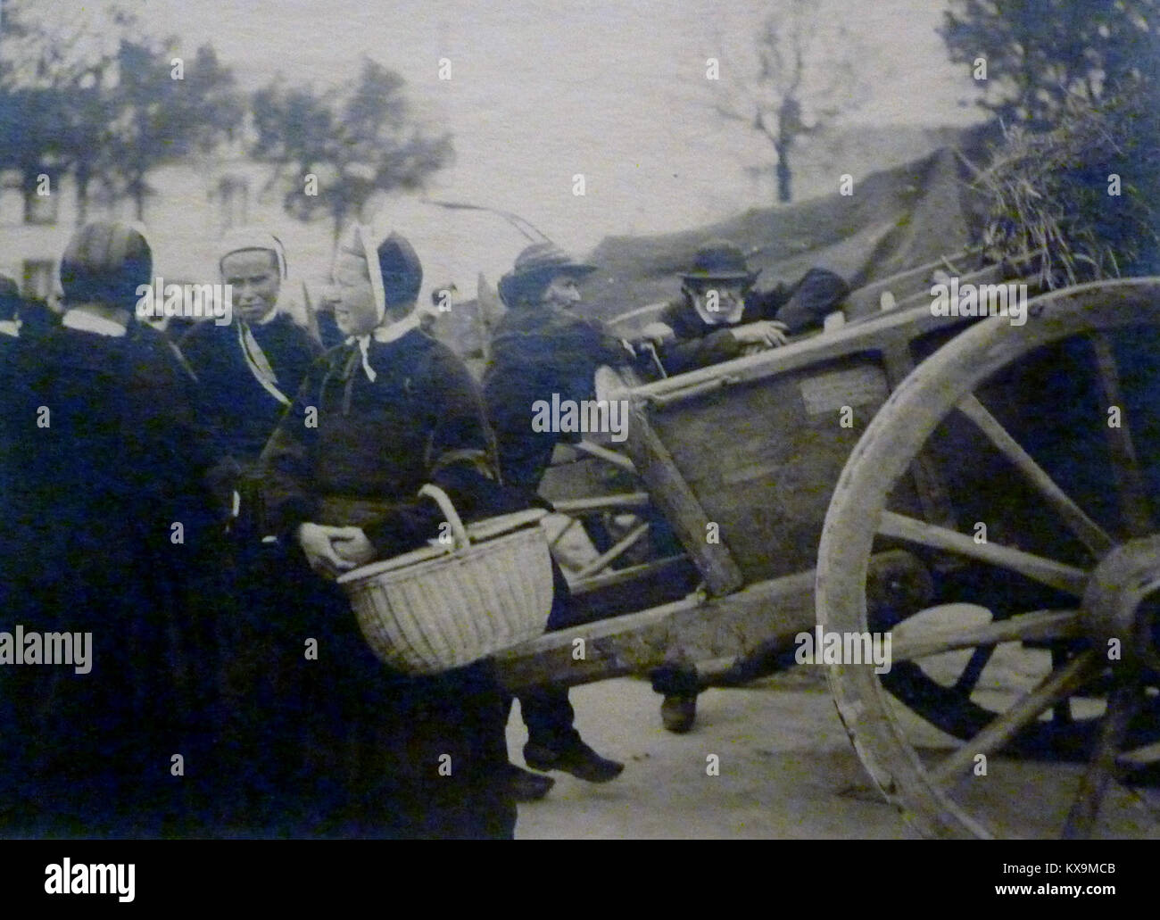 010 Gaston Maury Scène de marché en Pays Bigouden vers 1905 Stock Photo