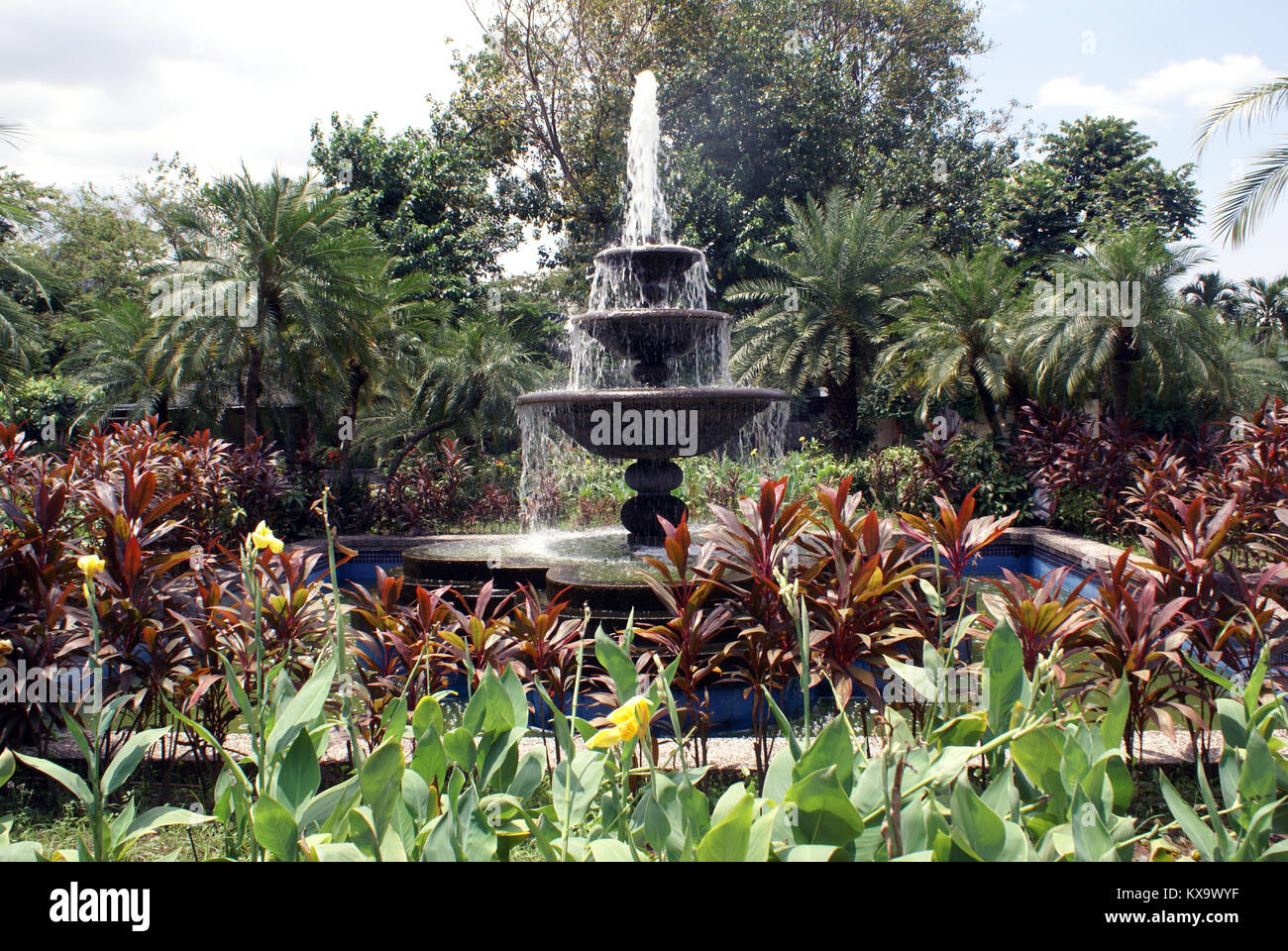 Fountain and garden in Manila, Philippines Stock Photo Alamy
