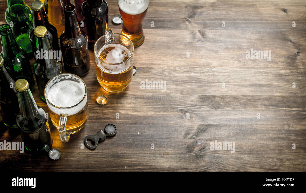 Beer background. Fresh beer on wooden table Stock Photo - Alamy