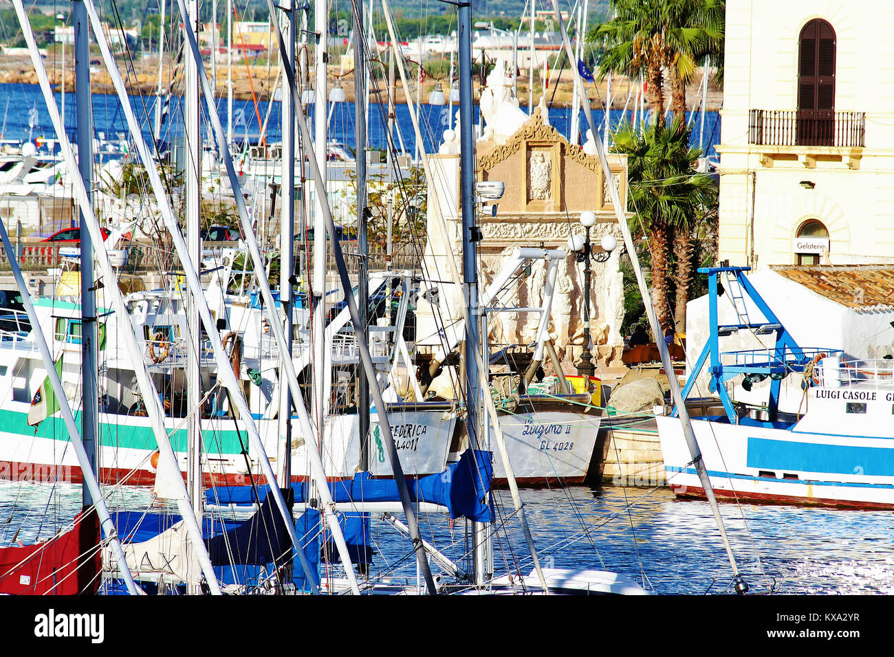 Porto vecchio di Gallipoli veduta delle barche e della fontana greca Stock Photo
