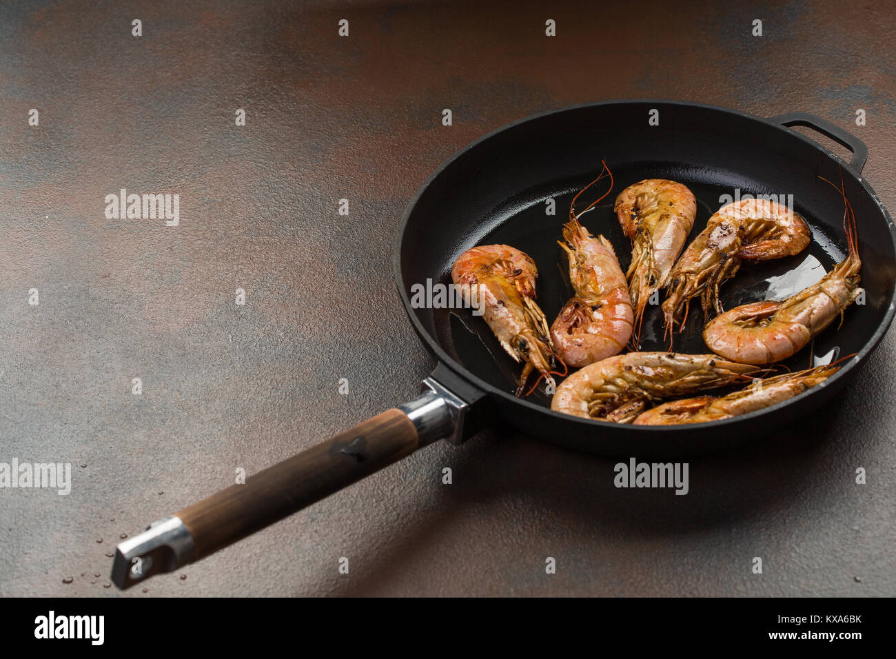 https://c8.alamy.com/comp/KXA6BK/giant-prawns-on-hot-pan-stir-fried-in-butter-large-tiger-shrimps-or-KXA6BK.jpg