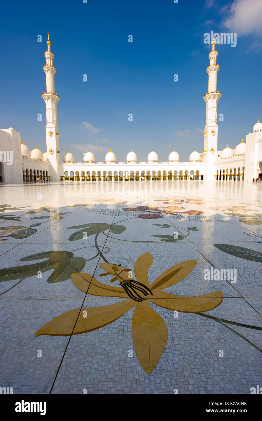 The courtyard of the Sheikh Zayed Mosque in Abu Dhabi Stock Photo