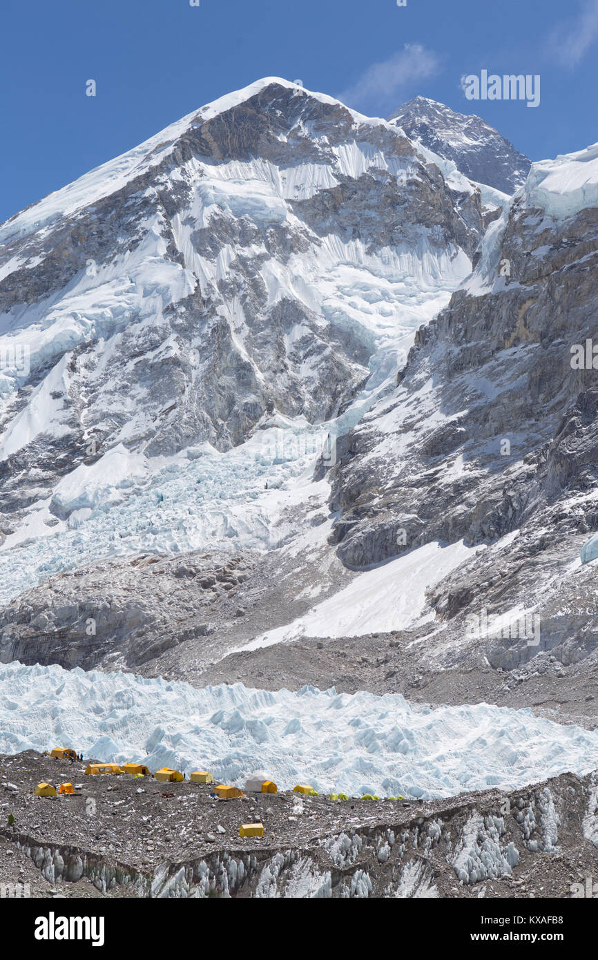 Tents at base camp (5364 meters / 17,598 ft) with the summit of Everest looming above. Stock Photo