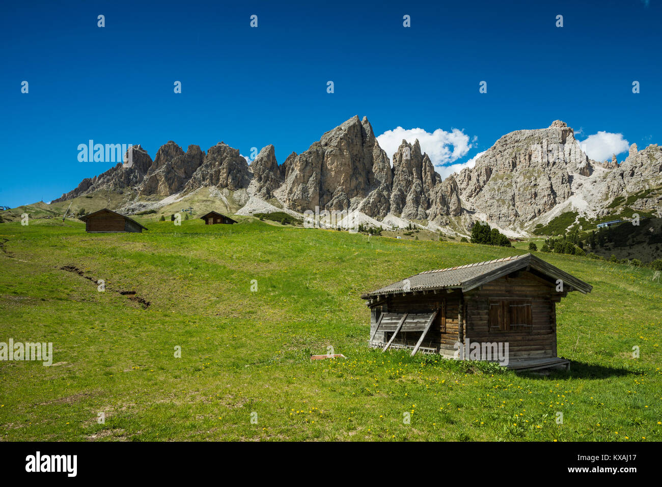 Cottages on the Gardena Pass, Passo Gardena, nature park Park Puez-Geisler, Dolomites, Selva di Val Gardena, South Tyrol Stock Photo