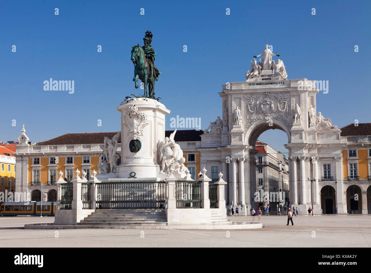 Arch of Triumph Arco da Rua Augusta, equestrian statue of King Jose I ...