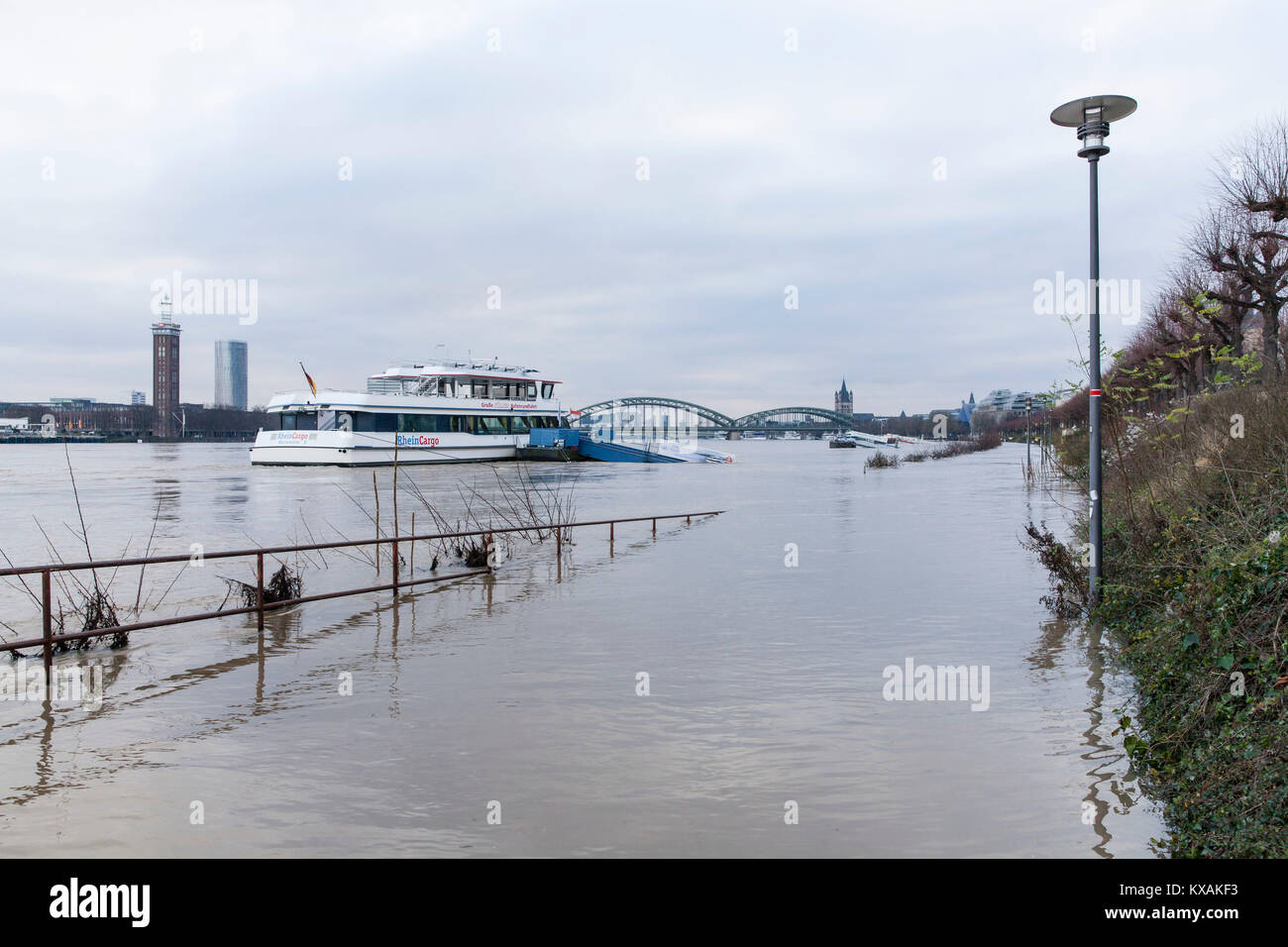 Cologne, Germany. 8th Jan, 2018. Flood of the river Rhine, on the left