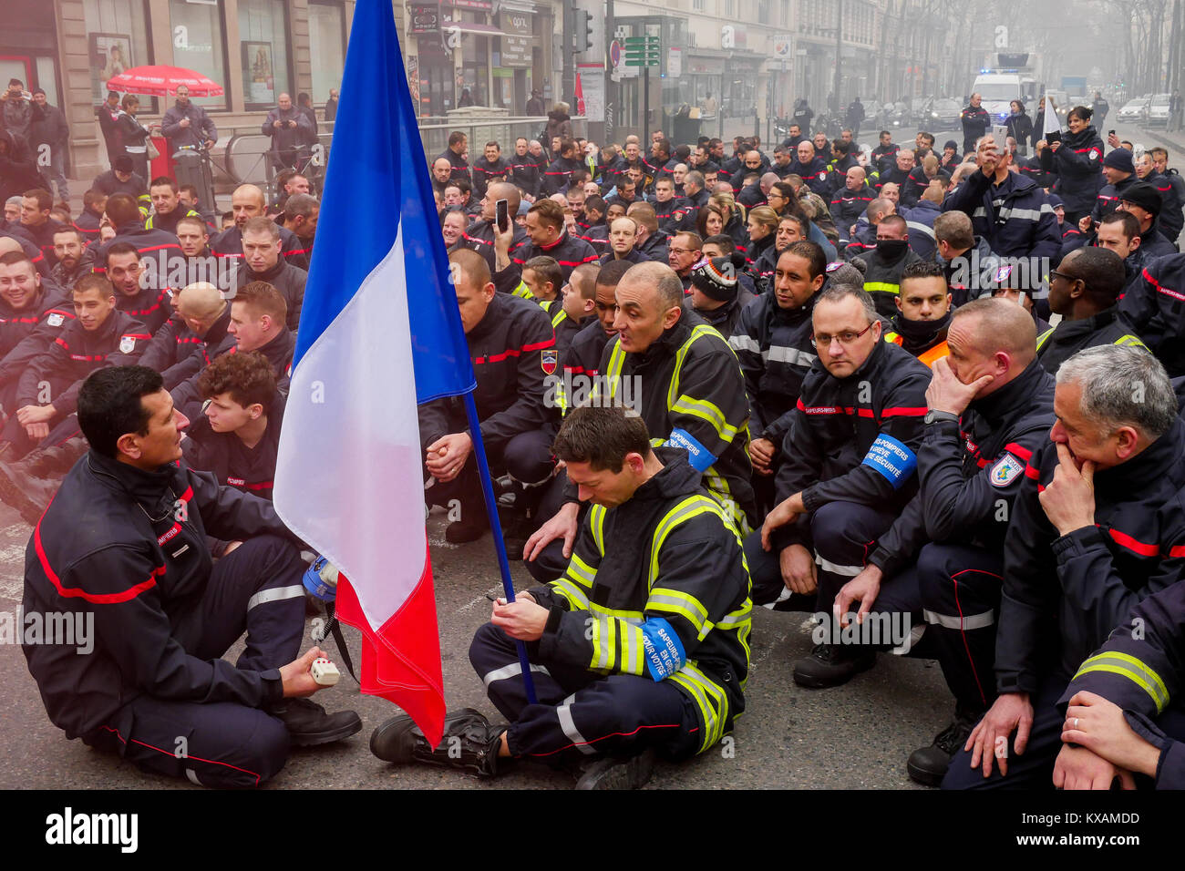 French firefighters protest hi-res stock photography and images - Alamy