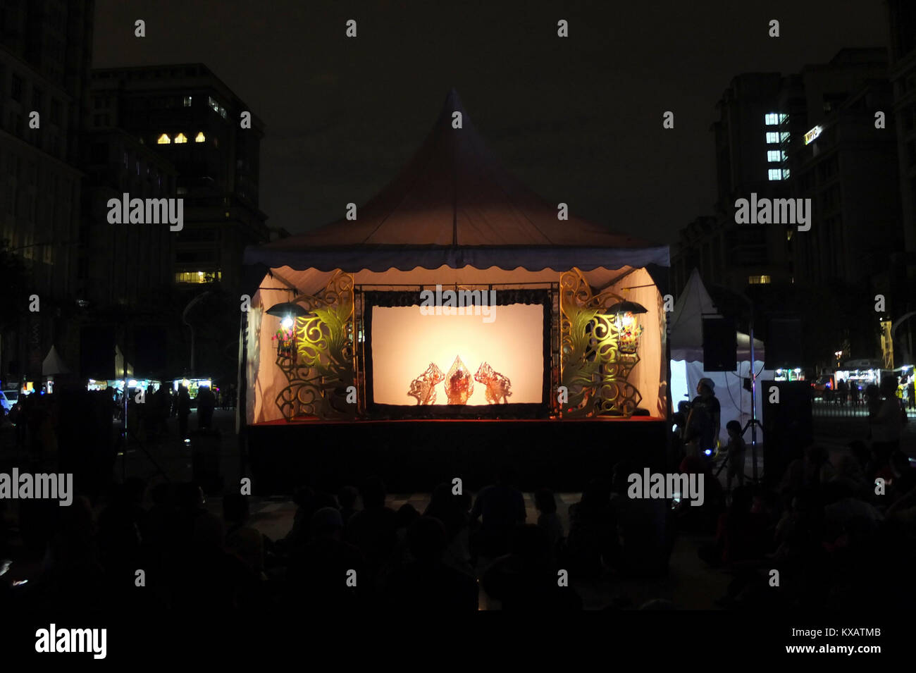 KUALA LUMPUR, MALAYSIA - DECEMBER 28: People watch shadow of puppets show during the Putrajaya Lighting Festival on December 28, 2017 in Putrajaya, Malaysia. The four-night festival featured a light art communities and university students in Malaysia showcasing their creativity of light-themed events, including Luminous lighting effect show, decorative arch and light structure exhibits, car light show, night fun ride, wayang kulit performance (shadow puppetry), and a light garden . Credit: Samsul Said/AFLO/Alamy Live News Stock Photo