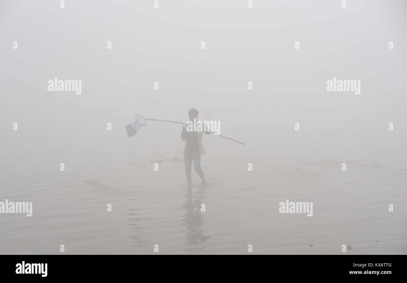 Allahabad, Uttar Pradesh, India. 9th Jan, 2018. Allahabad: A health department worker clean River Ganga on a cold and foggy morning in Allahabad on 09-01-2018. Credit: Prabhat Kumar Verma/ZUMA Wire/Alamy Live News Stock Photo