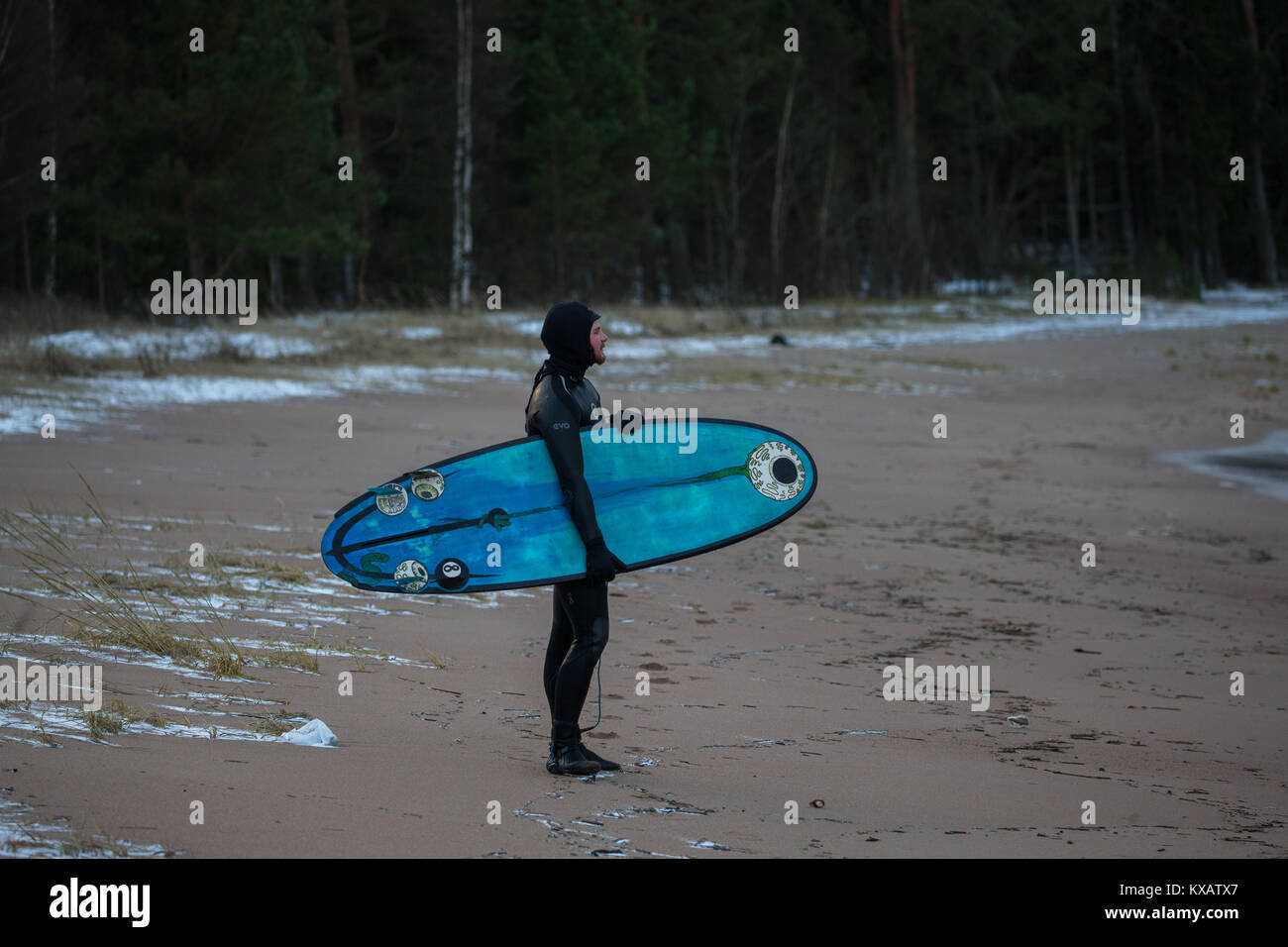 Leningrad Oblast, Russia. 8th January, 2018. Strong northerly-west gale force winds produce rough seas at Gulf of Finland, near Saint Petersburg. Surfers make the most of the waves off Bukhta Batareynaya in Leningrad Oblast today. Credit: Victor Vytolskiy/Alamy Live News Stock Photo