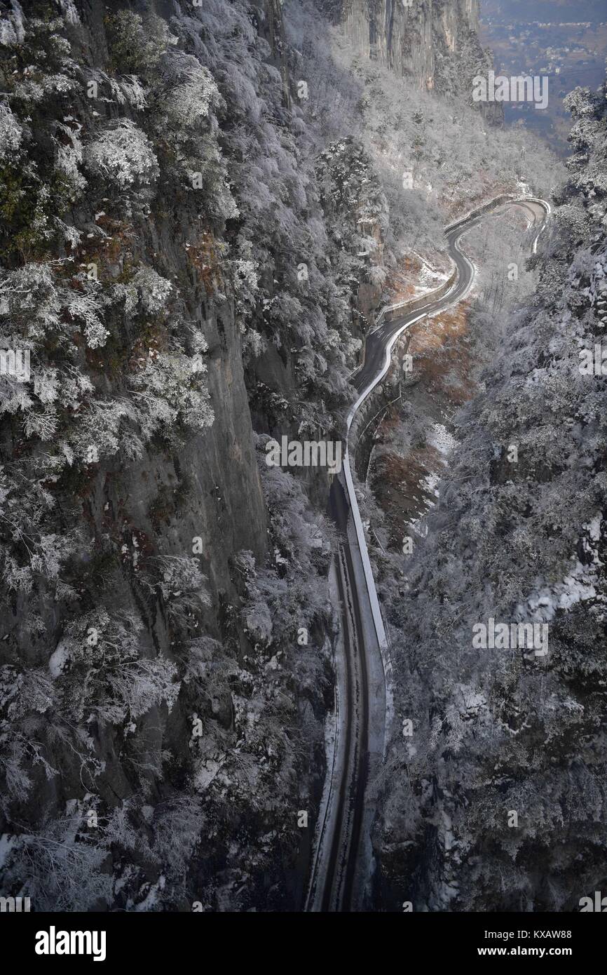 Enshi. 8th Jan, 2017. Photo taken on Jan. 8, 2017 shows the scenery of the Enshi Gorge after a snowfall in Enshi, central China's Hubei Province. Credit: Yang Shunpi/Xinhua/Alamy Live News Stock Photo