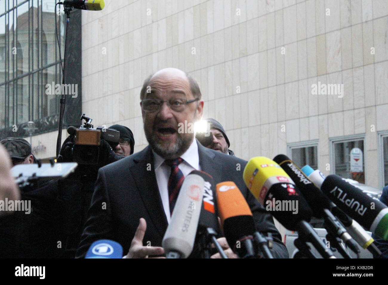 Sondierungsgespräche in Berlin, Germany. 9th Jan, 2018. Pictures of the “Exploratory talk”, Featuring: Martin Schulz (SPD), Where: Berlin /Germany, When: 09.01.2018 Credit: Tahsin Ocak/Alamy Live News Stock Photo