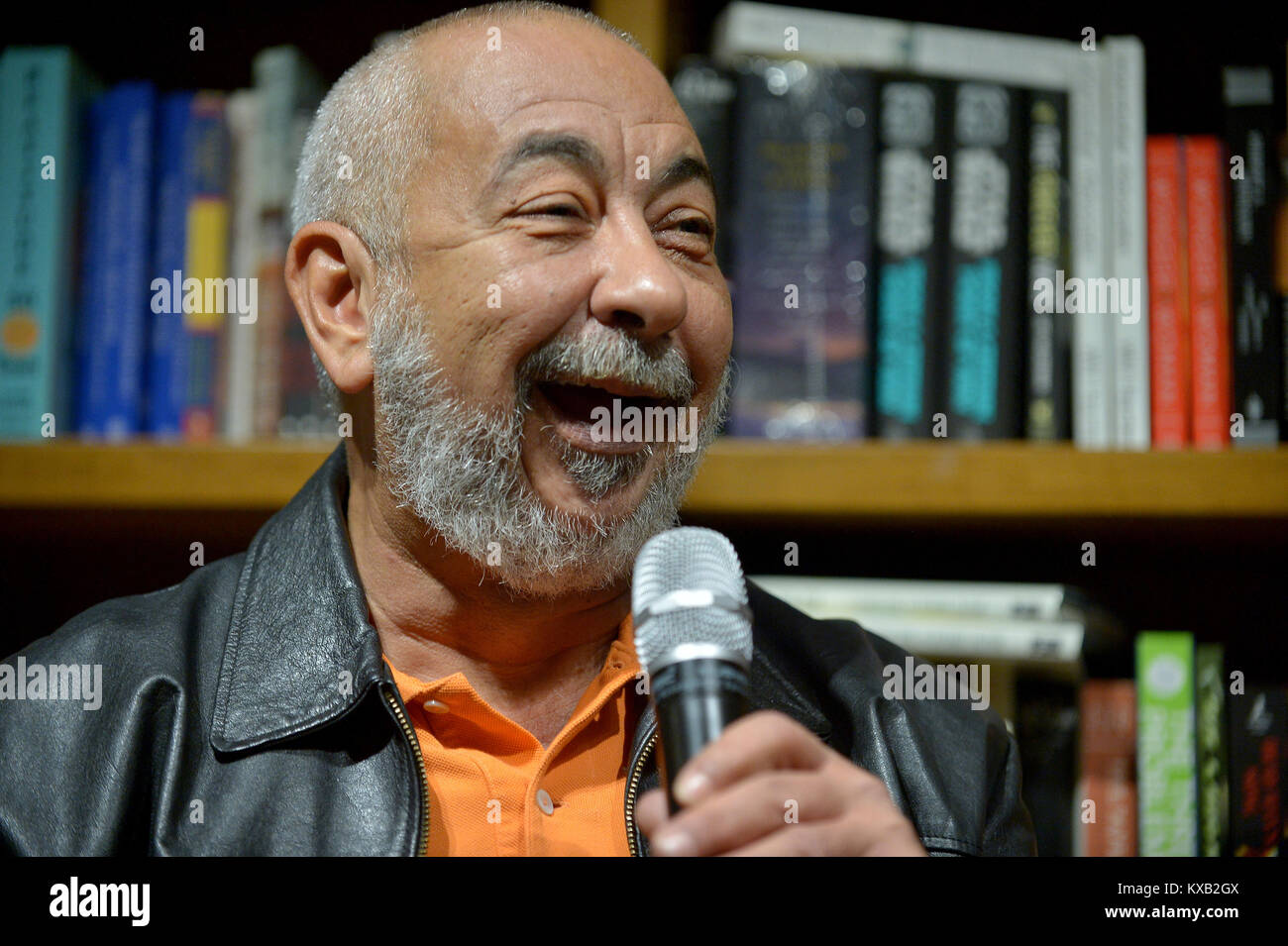 Coral Gables, FL, USA. 08th Jan, 2018. International Cuban novelist and journalist Leonardo Padura in conversation and book singing with actor and producer Nat Chediak at Books & Books on January 8, 2018 in Coral Gables, Florida. Credit: Mpi10/Media Punch/Alamy Live News Stock Photo