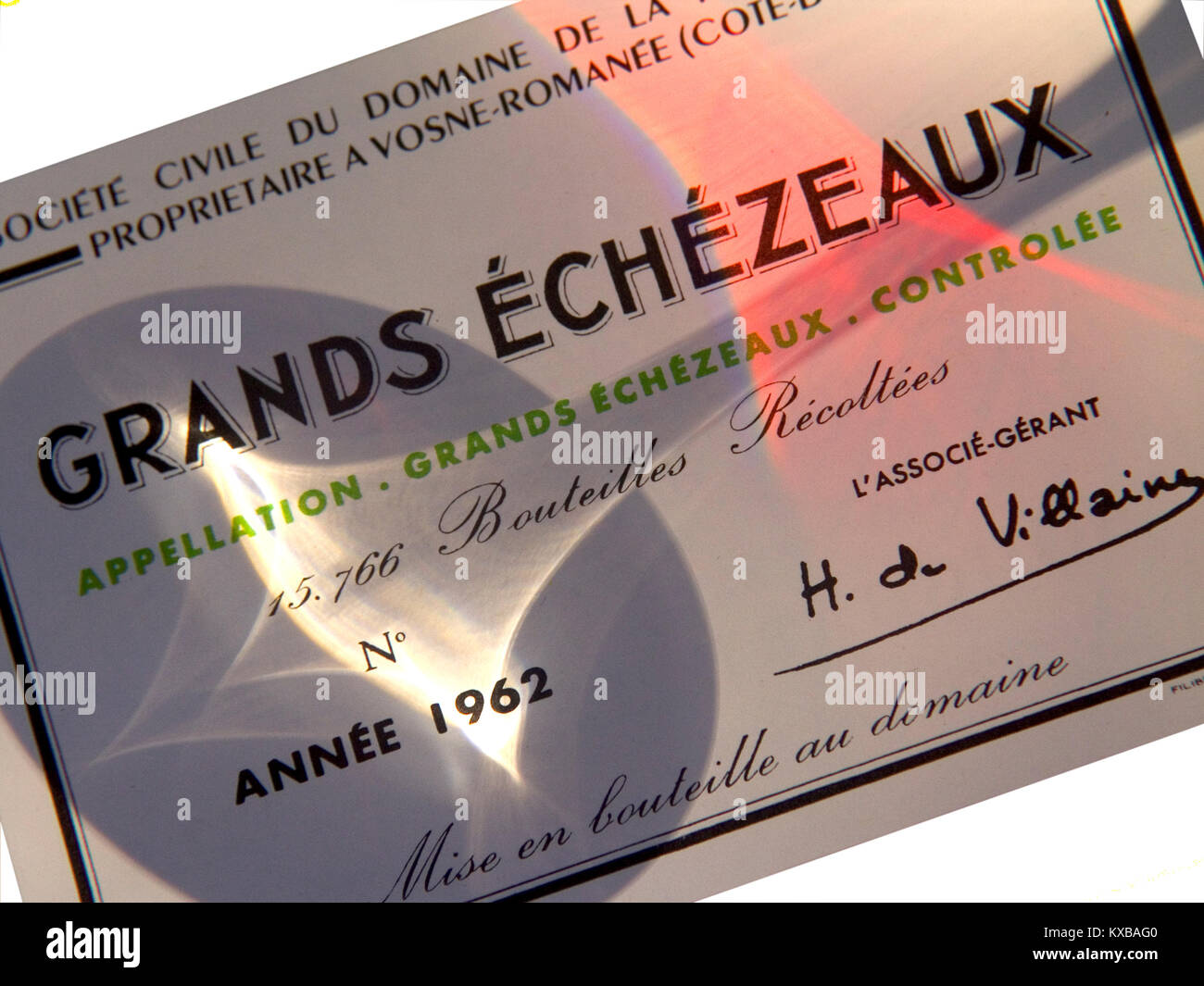 Grands Échezeaux wine bottle label with shadow of wine tasting glass Appellation d'origine contrôlée and Grand Cru vineyard for red wine in the Côte de Nuits subregion of Vosne Romanée Burgundy. Pinot noir is the main grape variety Stock Photo