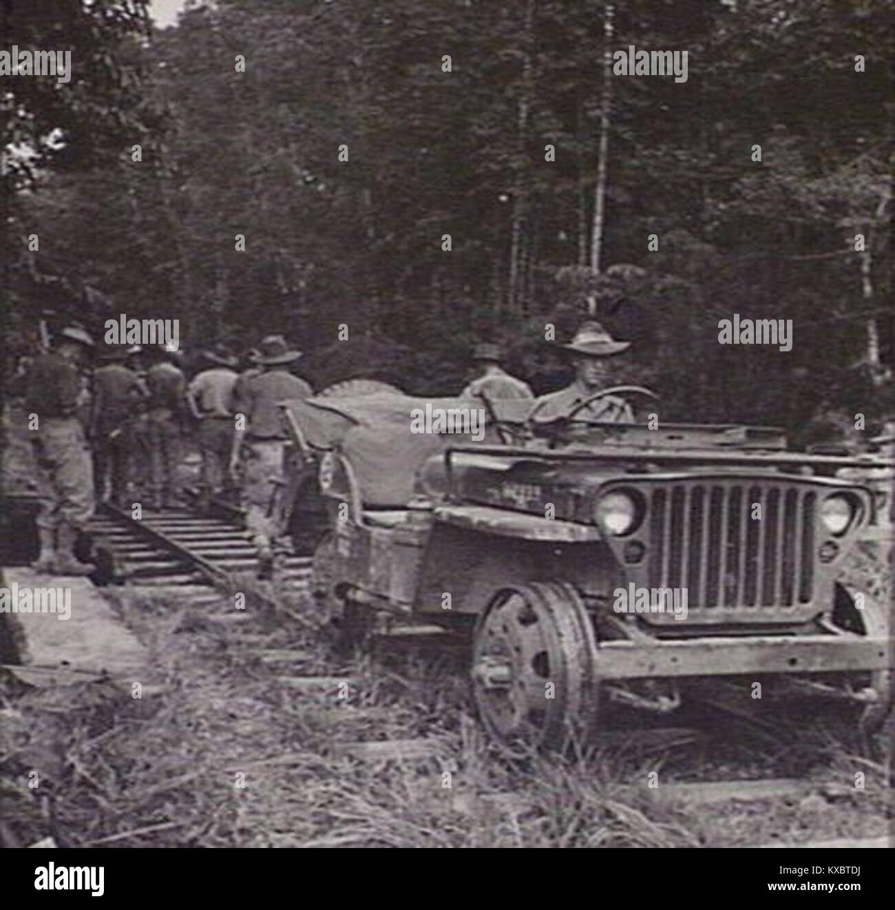 216 FIELD COMPANY, ROYAL AUSTRALIAN ENGINEERS, TRAVELLING ON A JEEP
