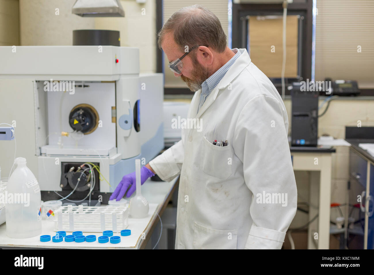 Lab chemist preparing automated water test Stock Photo Alamy