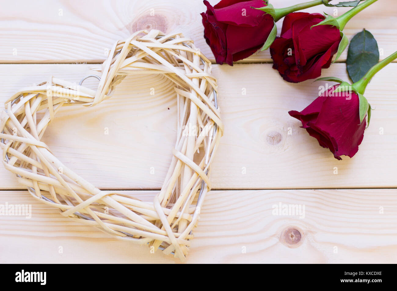 Wooden background with red roses Stock Photo - Alamy