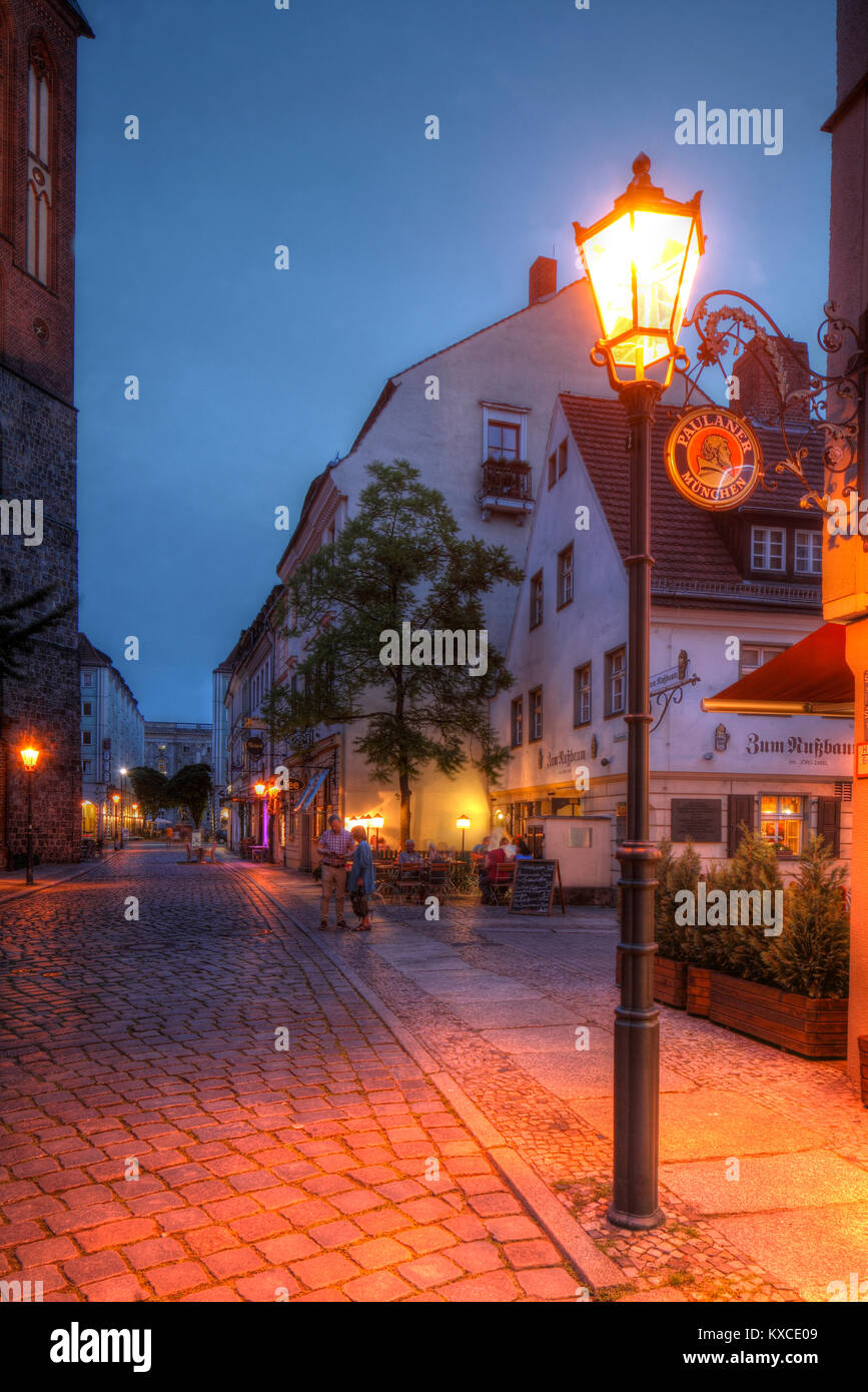 DEU, Deutschland, Berlin: Berliner Nikolaiviertel bei Abenddämmerung | DEU, Germany, Berlin: Berliner Nikolaiviertel at dusk Stock Photo
