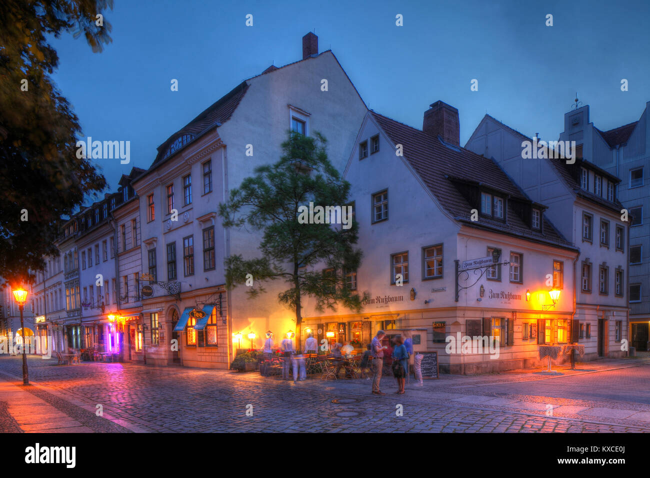 DEU, Deutschland, Berlin: Berliner Nikolaiviertel bei Abenddämmerung | DEU, Germany, Berlin: Berliner Nikolaiviertel at dusk Stock Photo