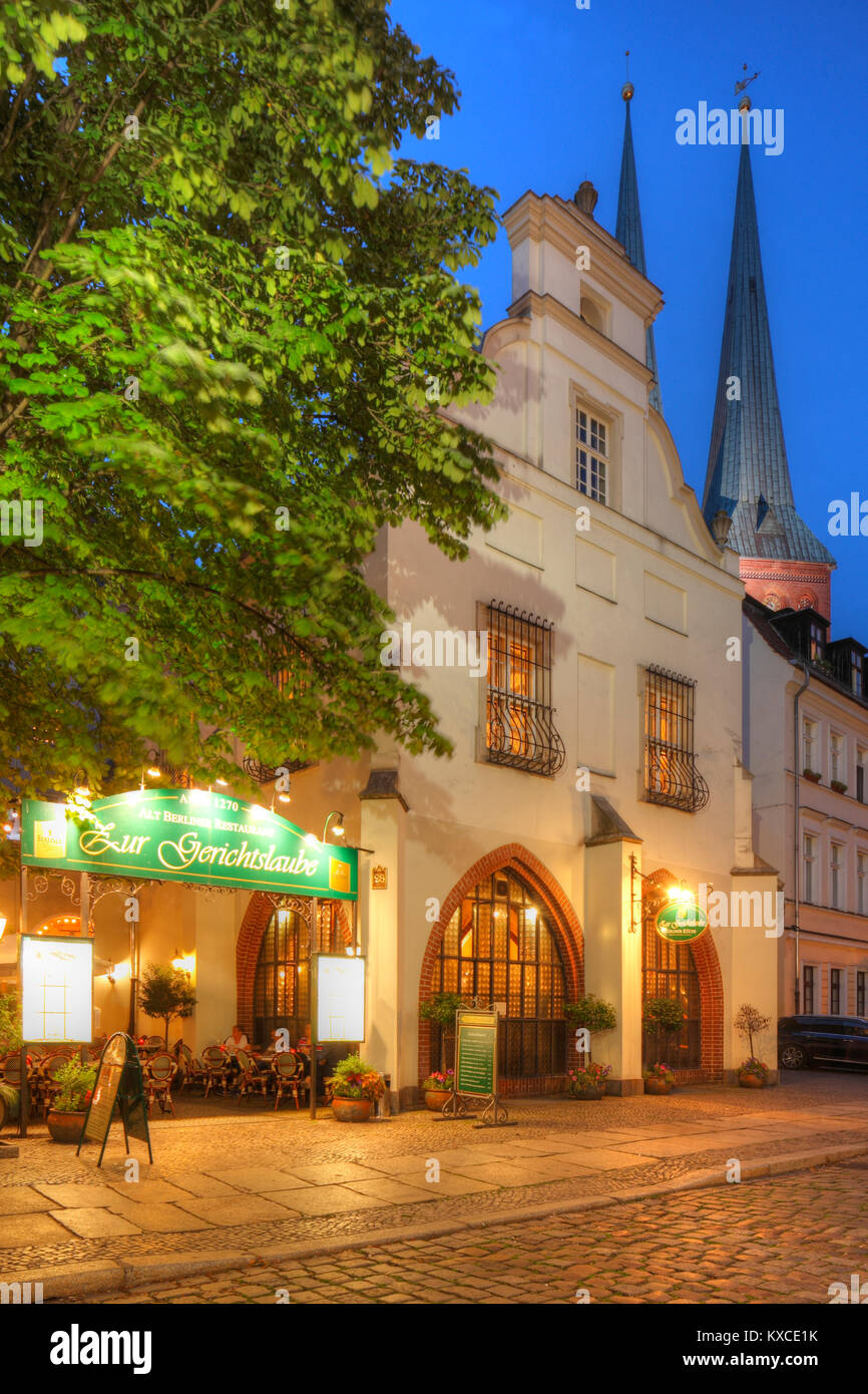 DEU, Deutschland, Berlin: Berliner Nikolaiviertel bei Abenddämmerung | DEU, Germany, Berlin: Berliner Nikolaiviertel at dusk Stock Photo