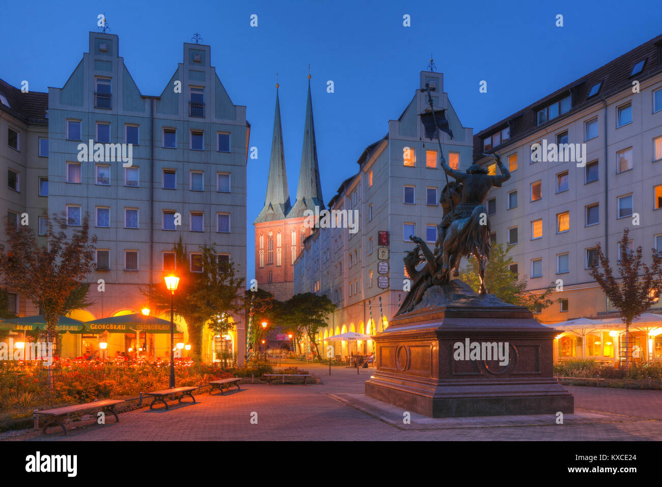 DEU, Deutschland, Berlin: Berliner Nikolaiviertel bei Abenddämmerung | DEU, Germany, Berlin: Berliner Nikolaiviertel at dusk Stock Photo