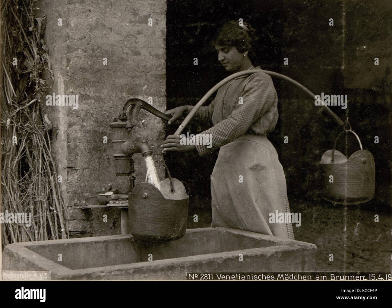 Venetianisches Mädchen am Brunnen 15.4.19. (BildID 15617312) Stock Photo