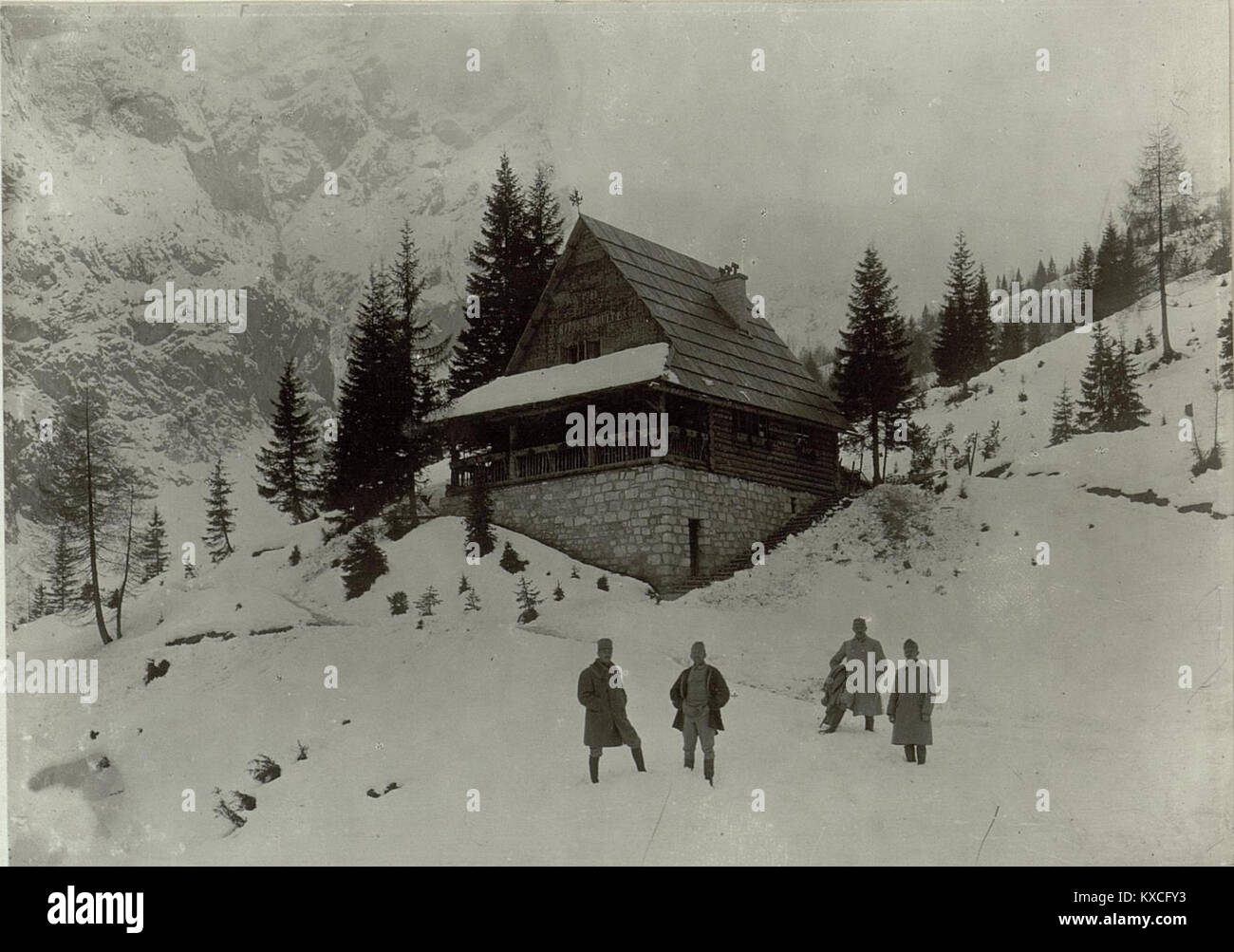 Verkehrsknotenpunkt Kranjska Gora (Kronau), Rimlhütte auf der Straße ...