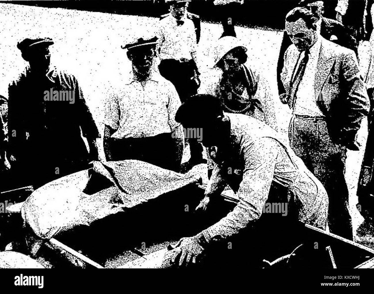 24 Heures du Mans 1932, Louis Chiron en cravate inspecte sa Bugatti T55 avant le départ Stock Photo