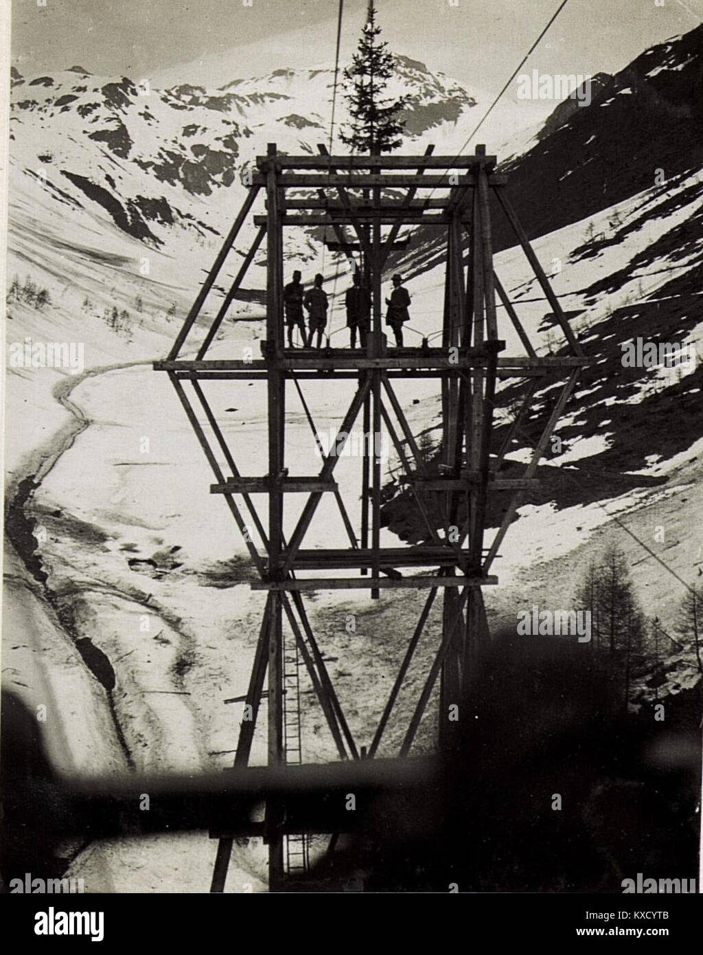 40m hohe Stütze der oberen Sektion der Malga Strino Seilbahn. (BildID 15583290) Stock Photo