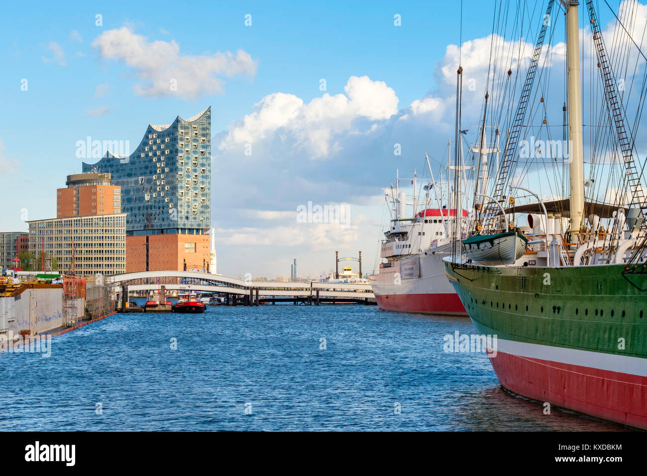 Elbphilharmonie (Elbe Philharmonic Hall) and historic Rickmer Rickmers sailing ship on Elbe River, St. Pauli, Hamburg, Germany Stock Photo