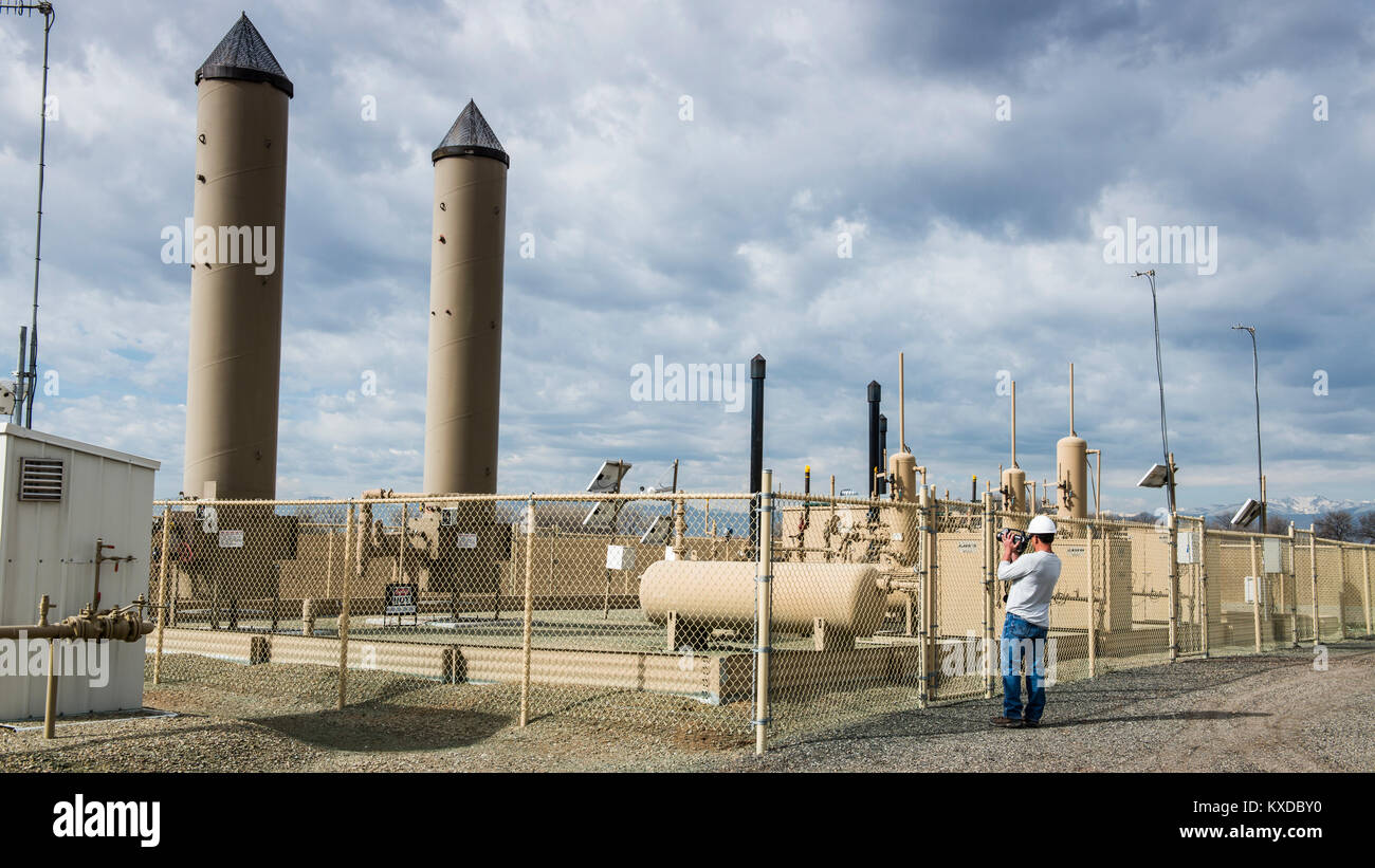 Patrick Murphy, Boulder County Public Health employee, uses a FLIR infrared camera to check for gas leaks at a operating well pad in eastern Boulder C Stock Photo