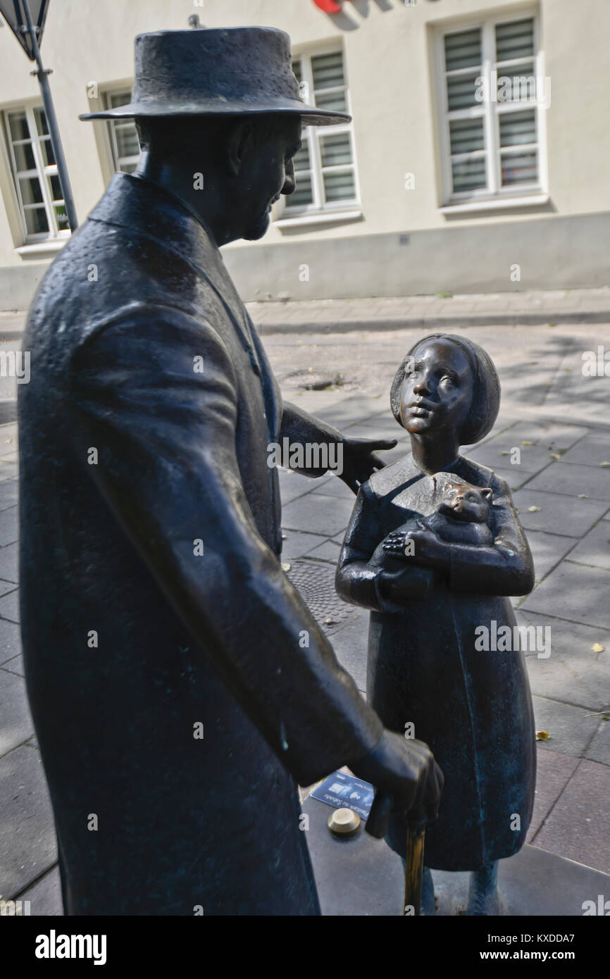 Statue of a little girl with a cat, part of monument to Zemach Shabad  (by Romualdas Kvintas) - Jewish doctor - Vilnius, Lithuania Stock Photo