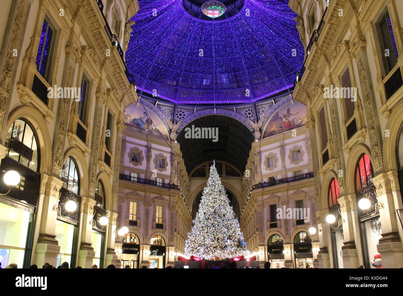 Chirstmas in Milano 2017, Ottagono della Galleria s'illumina per Natale  Stock Photo - Alamy