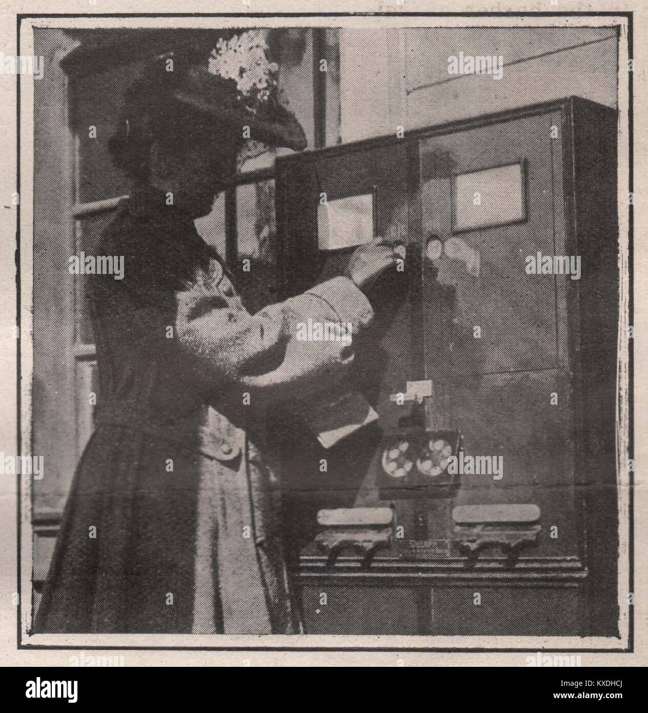 Antique vending machine hi-res stock photography and images - Alamy