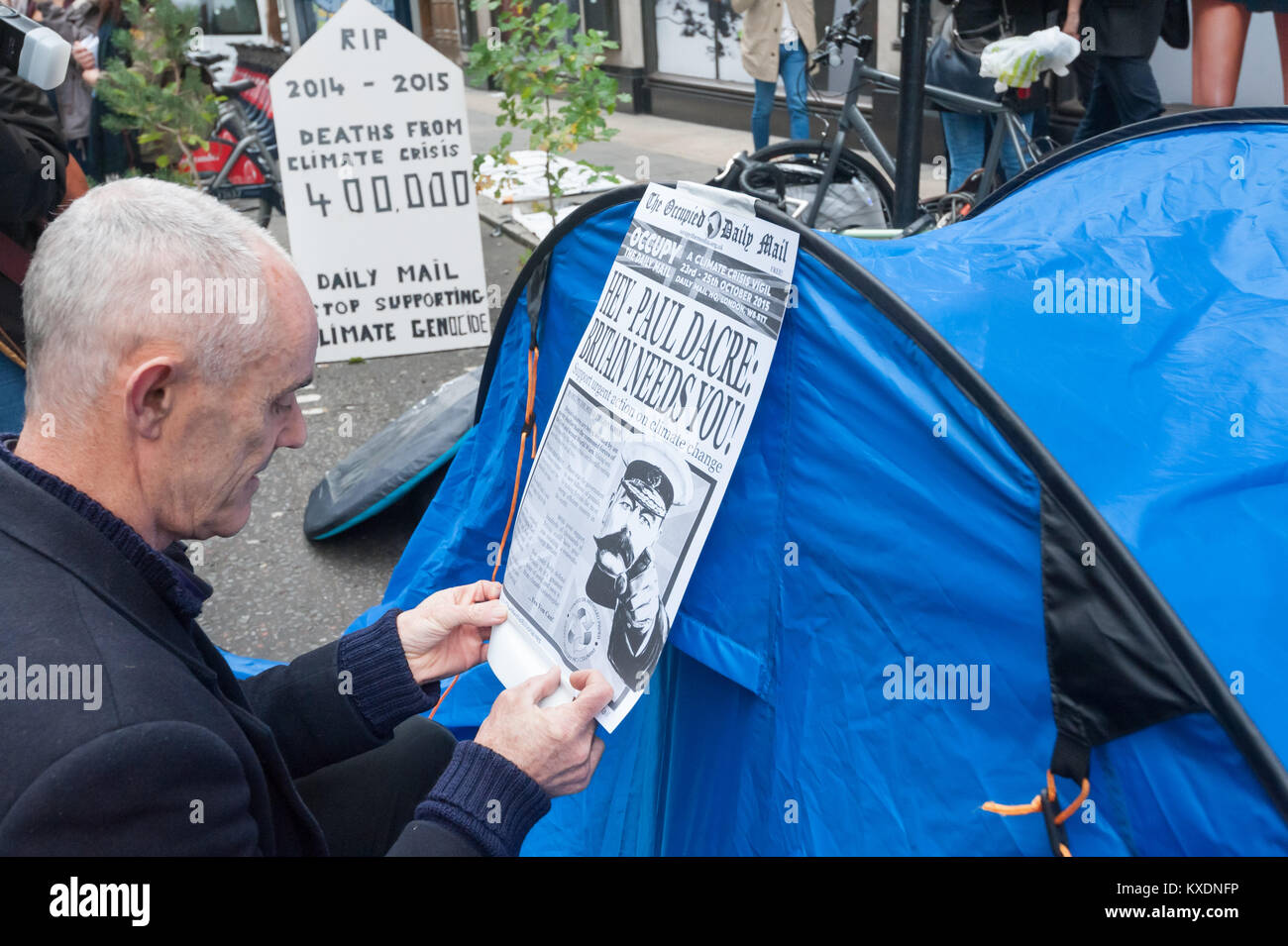 Donnachadh McCarthy tapes 'The Occupied Daily Mail' to a tent at the start of a 48 hour protest by Occupy to persuade the Daily Mail to end support for fossil fuels and climate deniers and promote policies which mitigate climate change. Stock Photo